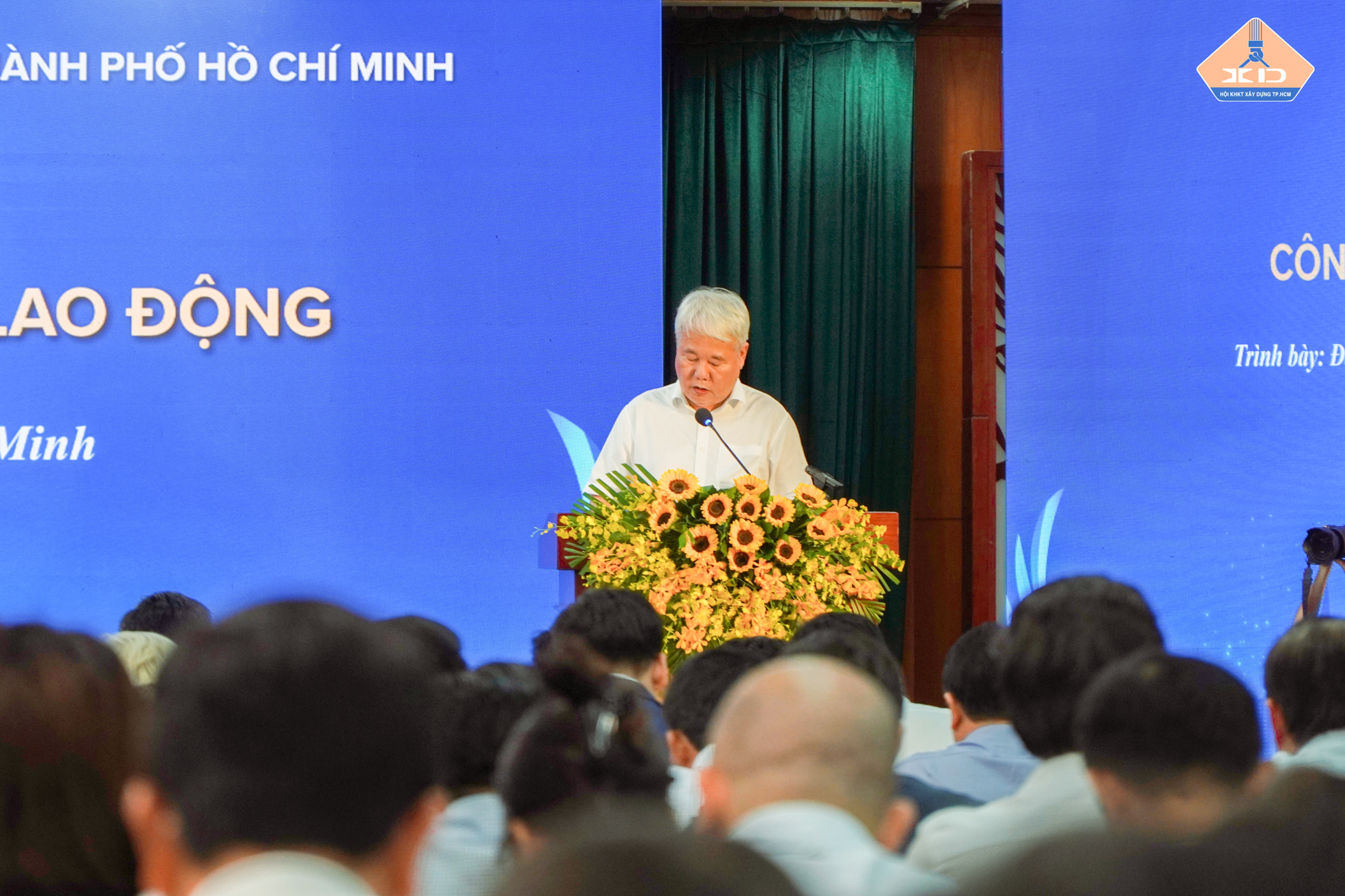 Ông Võ Khắc Thái, Phó Chủ tịch Liên đoàn Lao động TP.Hồ Chí Minh trình bày tham luận “Nhà ở cho công nhân, người lao động là nền tảng bảo đảm an sinh xã hội, ổn định nguồn nhân lực và phát triển bền vững TP. Hồ Chí Minh”