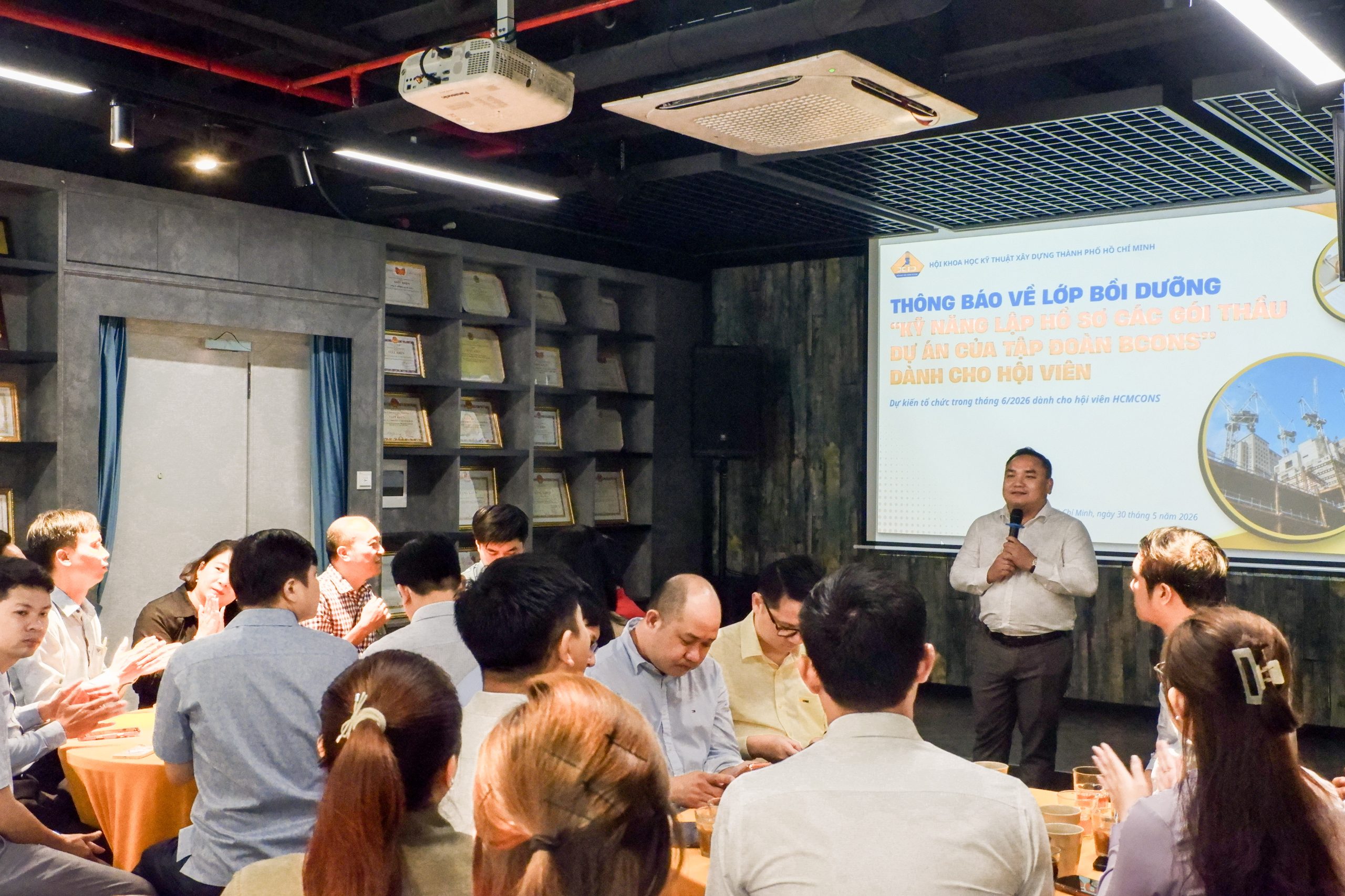 Anh Nguyễn Ngọc Anh phát biểu khai mạc buổi Cafe giao lưu Hội Xây Dựng.