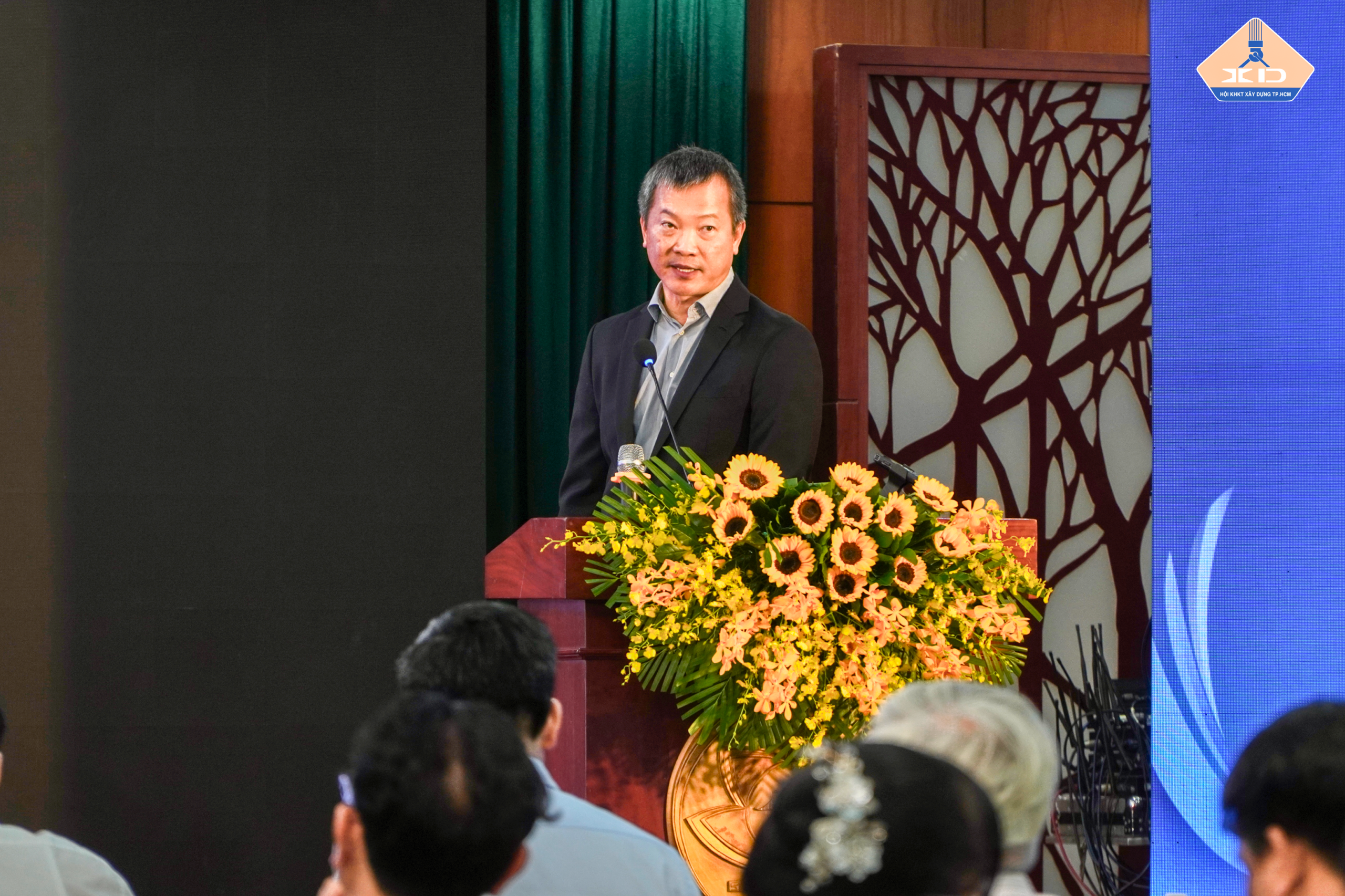 Ông Mai Hữu Tín, đại diện Hội đồng cố vấn Đông Nam Á của Temasek, Singapore trình bày tham luận “Các bài học từ HDP”