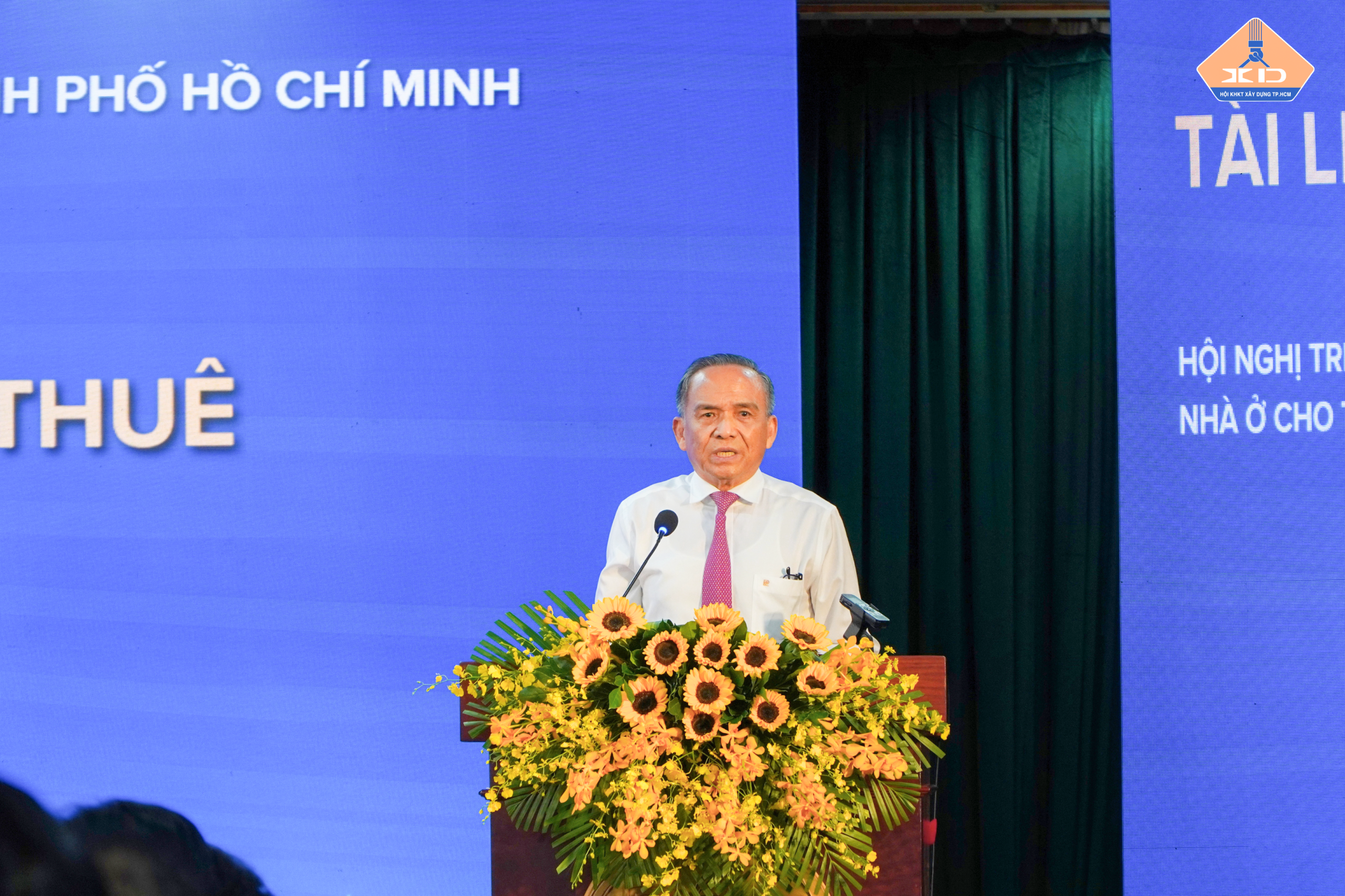 Ông Lê Hoàng Châu, Chủ tịch Hiệp Hội Bất động sản TP.HCM trình bày tham luận “Đề xuất cơ chế, chính sách phát triển “Nhà ở cho thuê giá phù hợp với khả năng chi trả của người thu nhập trung bình, người thu nhập thấp đô thị và thu hút được nhiều doanh nghiệp tư nhân tham gia thực hiện các dự án nhà ở cho thuê giá phù hợp”