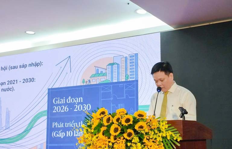 Ông Khải Quốc Bình, Phó Giám đốc Sở Xây dựng TP.HCM trình bày tham luận “Nhu cầu về nhà ở cho thuê, tình hình đầu tư xây dựng, định hướng một số chính sách, giải pháp thực hiện trong thời gian tới”
