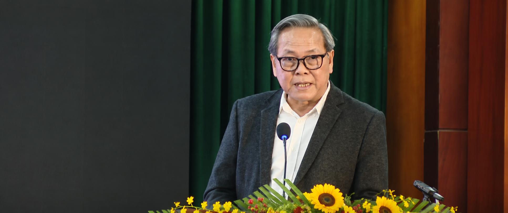 Ông Nguyễn Quang Thanh, Phó Tổng Giám đốc Công ty Đầu tư Tài chính Nhà nước Thành phố Hồ Chí Minh (HFIC) trình bày tham luận “Giải pháp phát triển nhà ở cho thuê trên địa bàn Thành phố Hồ Chí Minh”