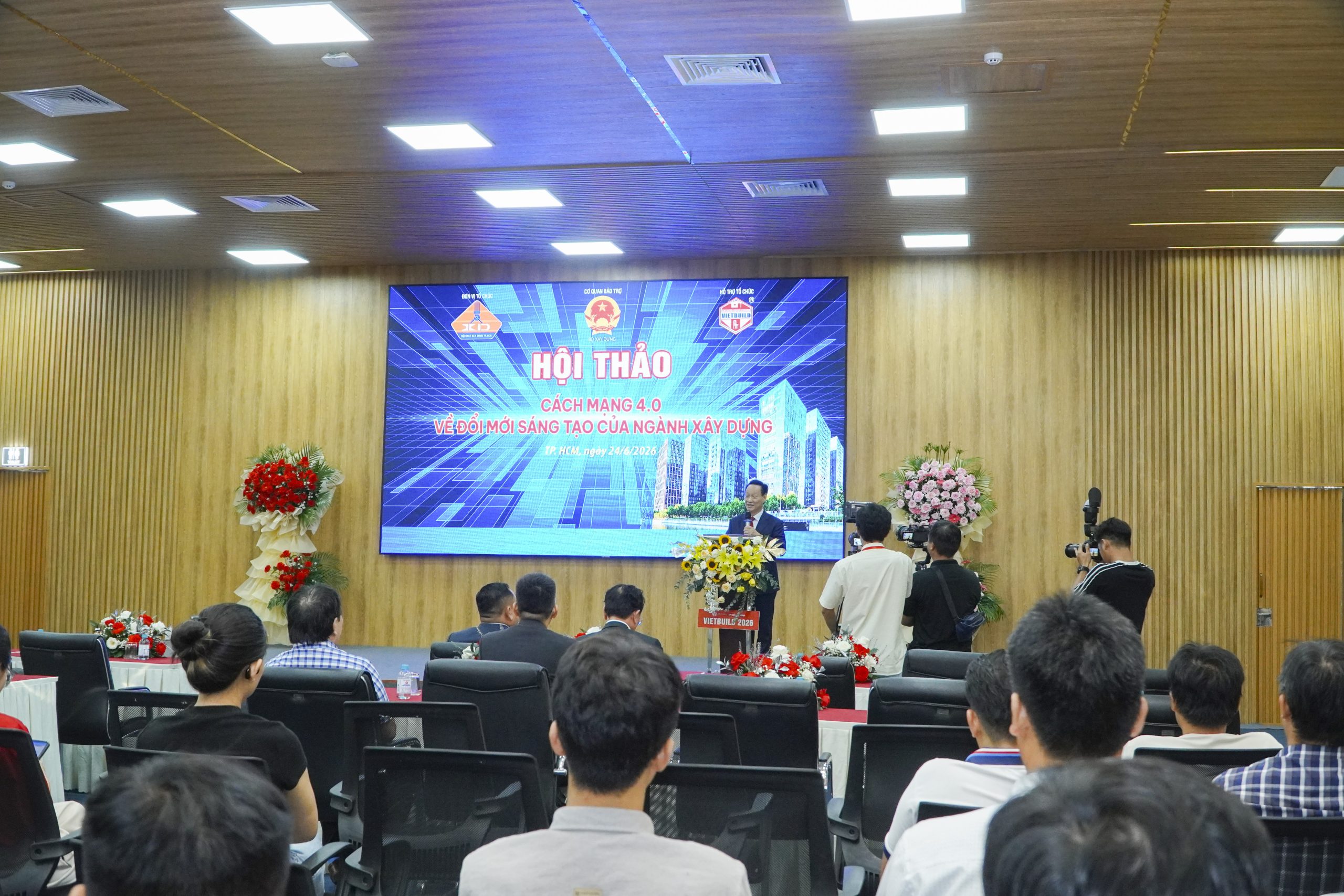 Ông Nguyễn Đình Hùng, Chủ tịch HĐQT Tập đoàn Tổ chức Triển lãm Quốc tế Xây dựng Vietbuild phát biểu khai mạc Hội thảo