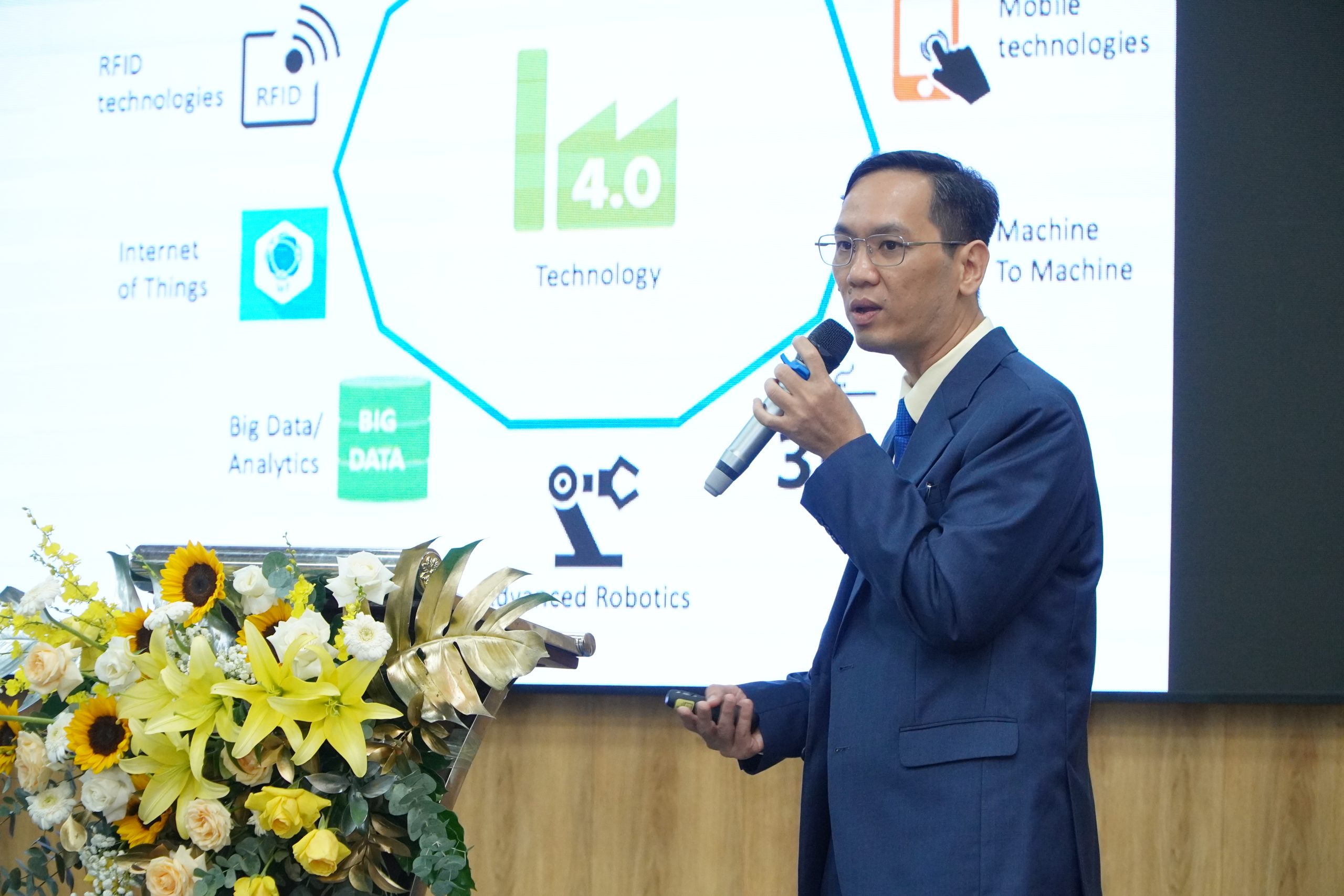 TS.Vũ Xuân Dũng, Giám đốc Khối Thiết kế 2, Tập đoàn Bcons trình bày b.cáo Cách mạng công nghiệp 4.0 và ứng dụng công nghệ BIM trong các dự án tại Bcons