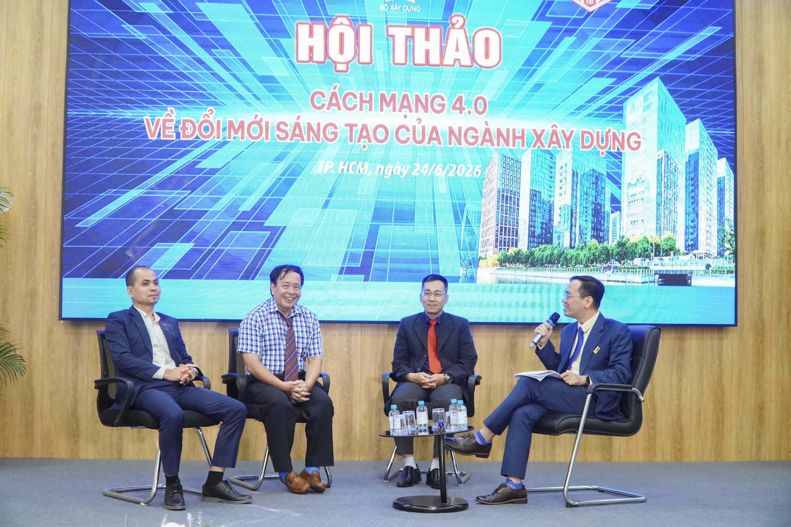 Các diễn giả thảo luận xu hướng chuyển đổi số và ứng dụng công nghệ trong ngành xây dựng