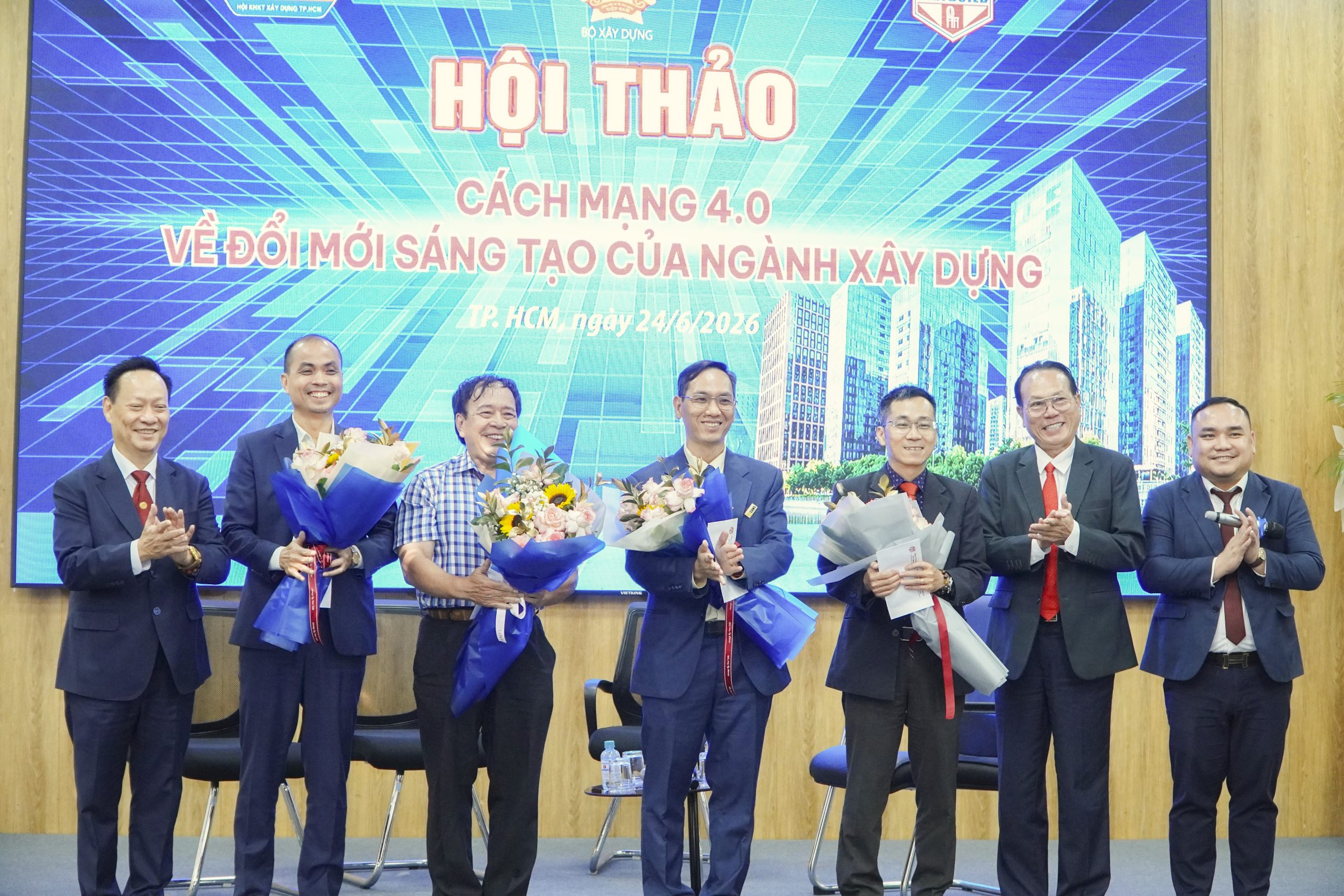 Tặng hoa chúc mừng các diễn giả