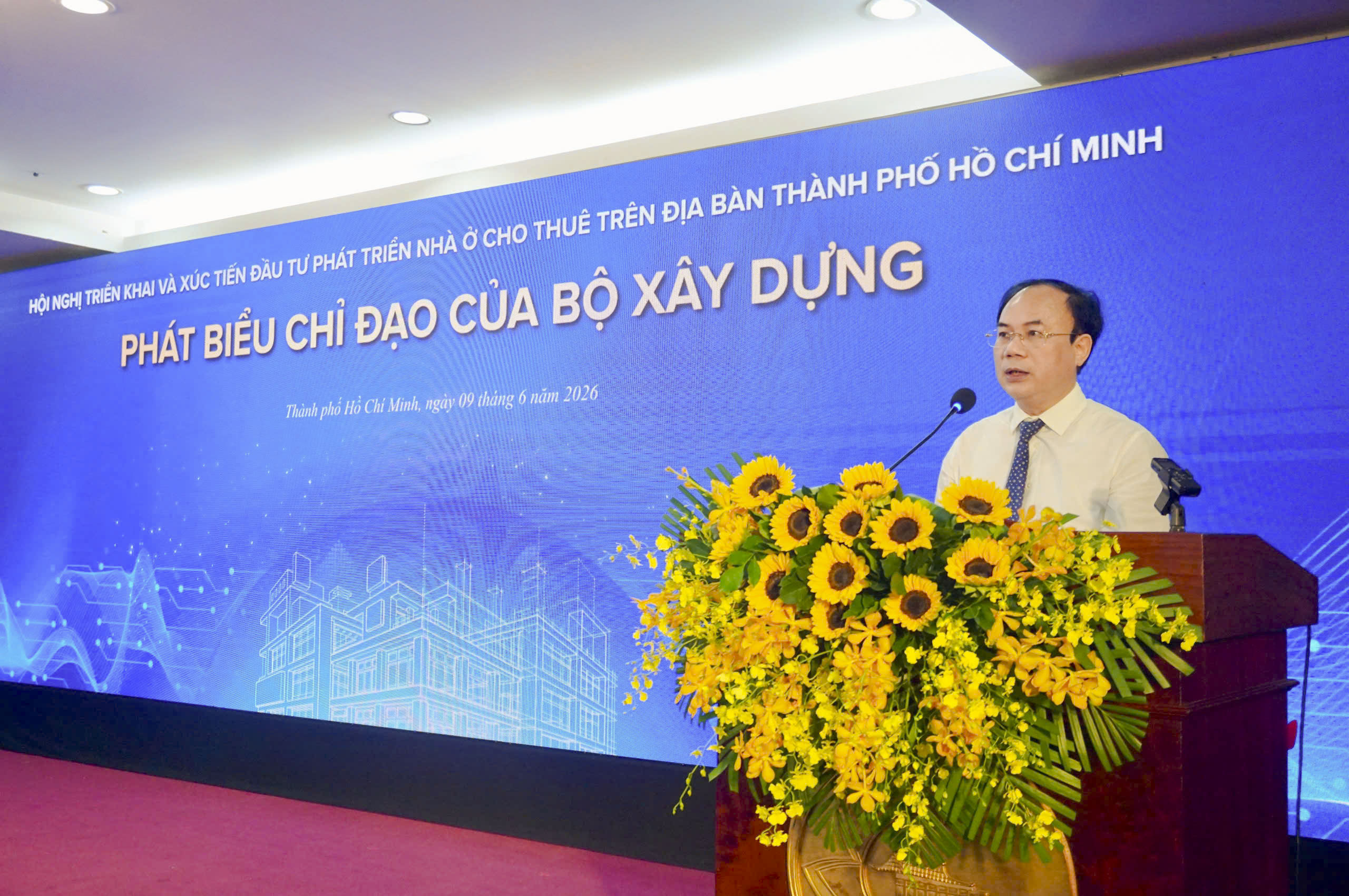 Thứ trưởng Bộ Xây dựng Nguyễn Văn Sinh phát biểu chỉ đạo tại hội nghị
