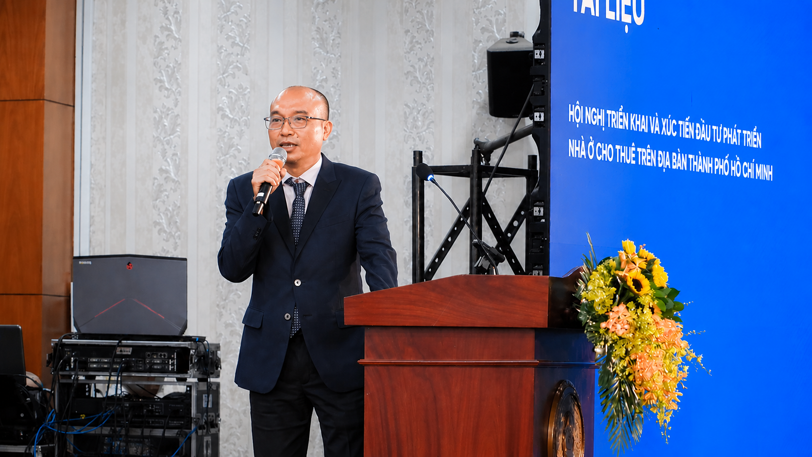 Ông Phan Trần Huy Hùng, Phó Chủ tịch Hội KHKT Xây dựng TP.HCM trình bày tham luận “Nhà ở cho thuê: Một cấu phần thiết yếu của hạ tầng đô thị hiện đại và một số đề xuất phát triển tại TP.HCM”