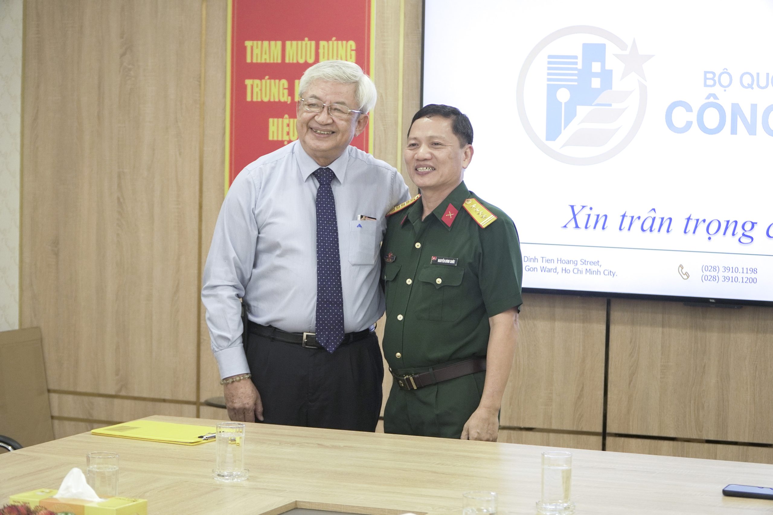 Từ trái sang: Ông Đặng Lê Dũng – Phó Chủ tịch Thường trực Hội Khoa học Kỹ thuật Xây dựng TP. Hồ Chí Minh (HCMCONS), Trưởng đoàn công tác HCMCONS và ông Nguyễn Đình Chức – Chủ tịch Công ty TNHH MTV 59/Bộ Quốc phòng tại buổi thăm và làm việc.