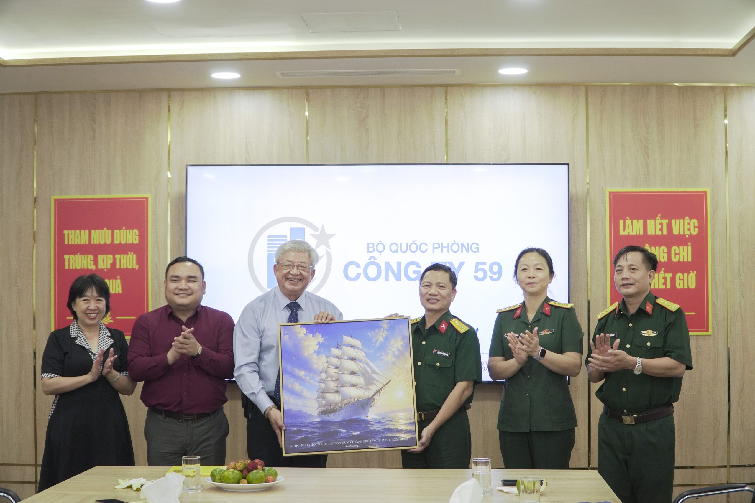 Trao quà kỷ niệm chuyến thăm.