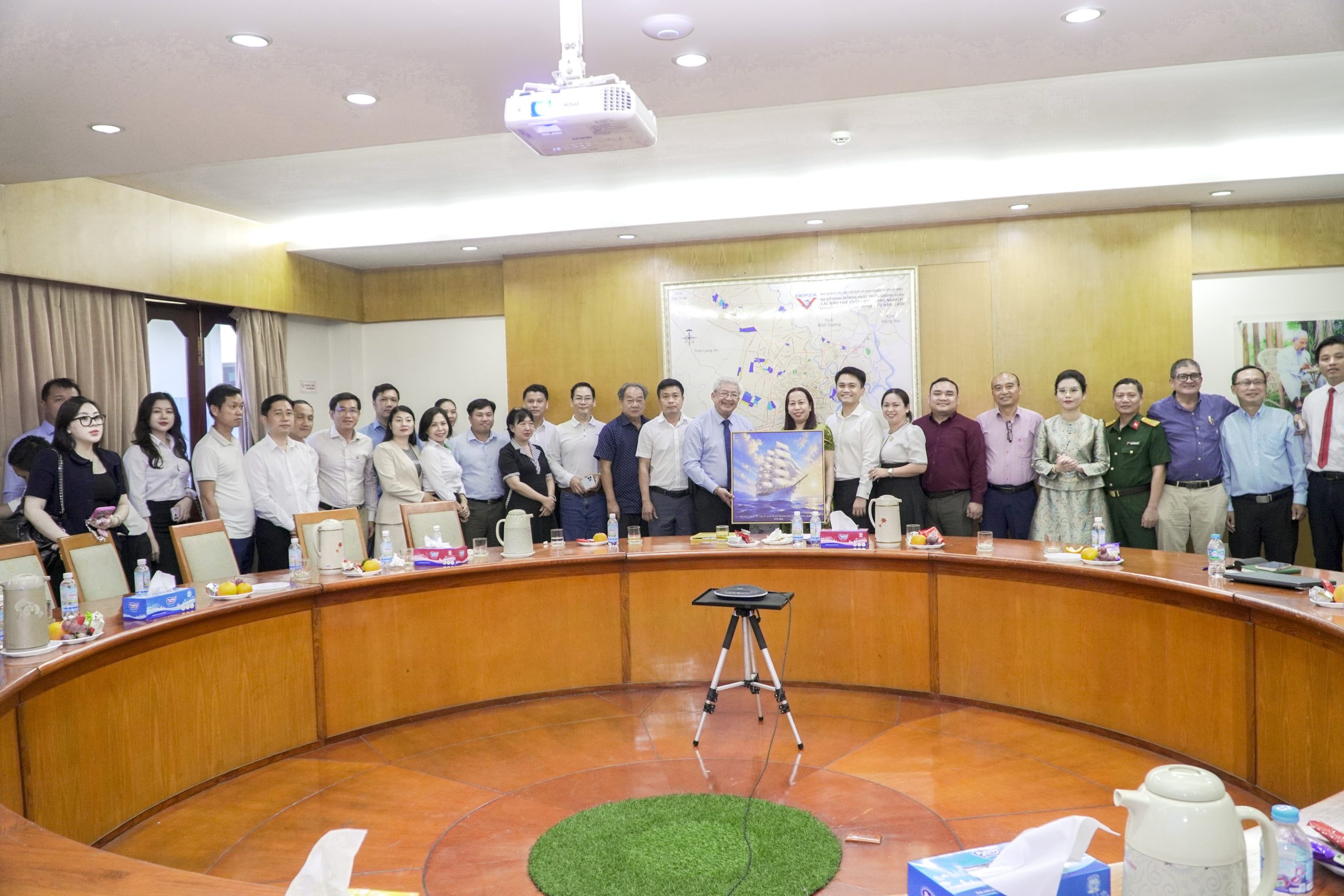HCMCONS trao quà lưu niệm, kỷ niệm buổi gặp gỡ giữa HCMCONS và HBA.