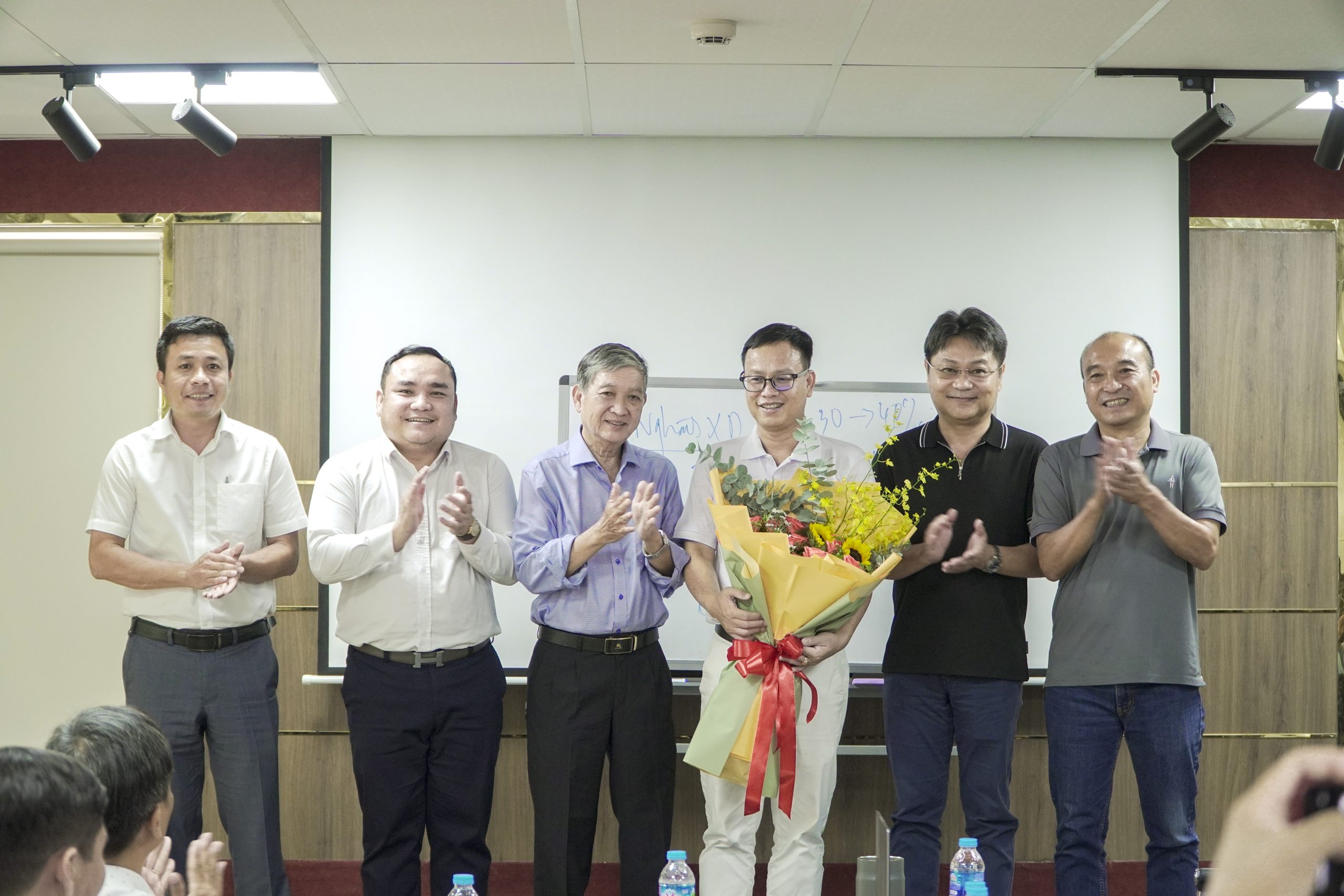 Trao hoa tặng Người trình bày