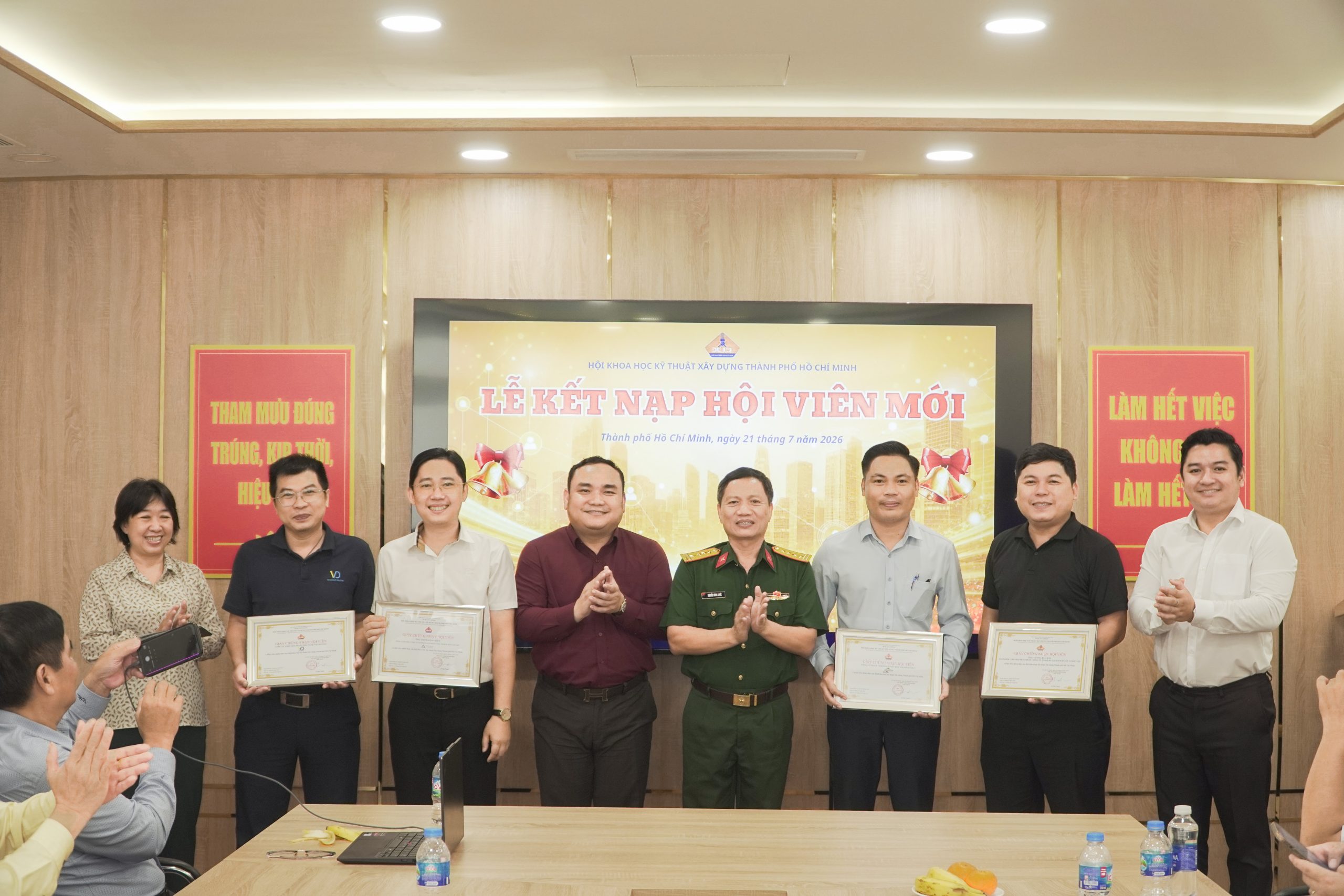 Hội trao giấy chứng nhận tới các hội viên.