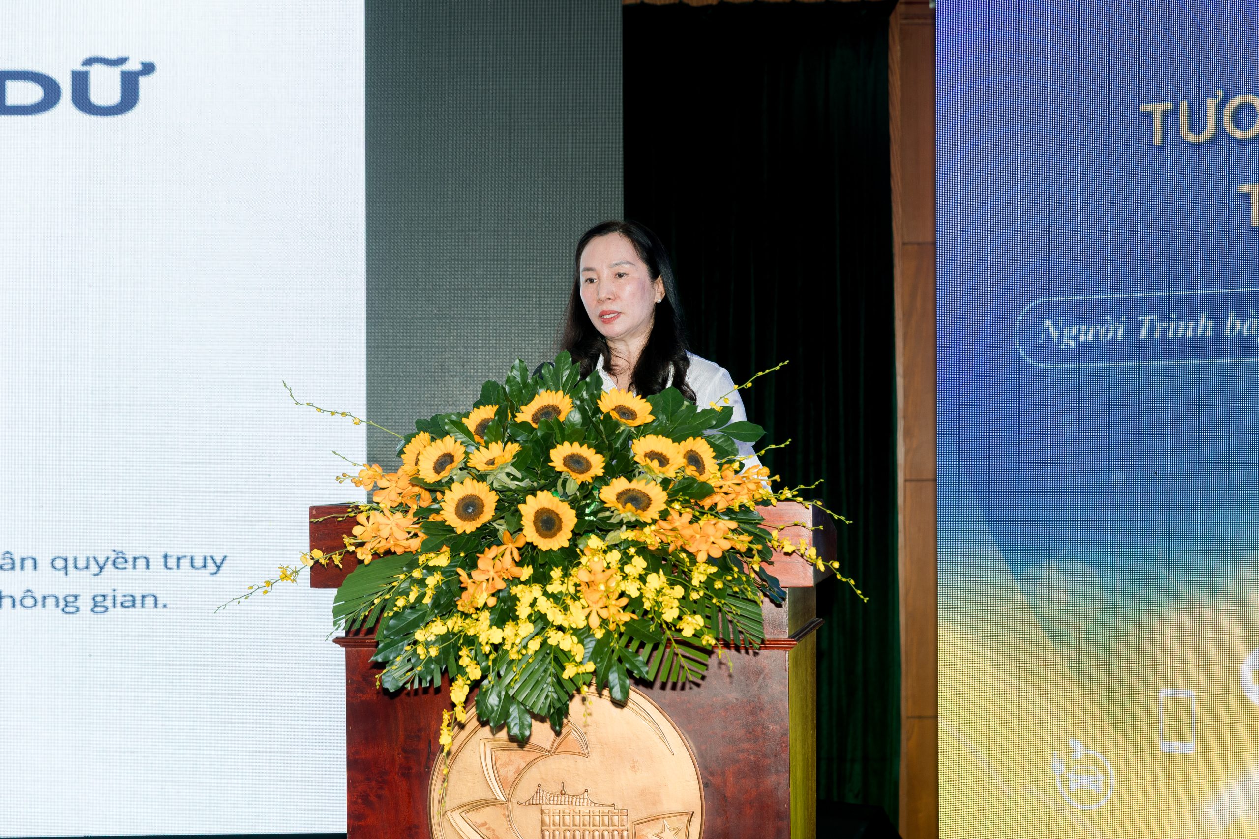 Bà Dương Thảo Hiền, Phó Giám đốc Sở Quy hoạch - Kiến trúc TP.HCM trình bày tham luận "Tương lai đô thị thông minh Thành phố Hồ Chí Minh."