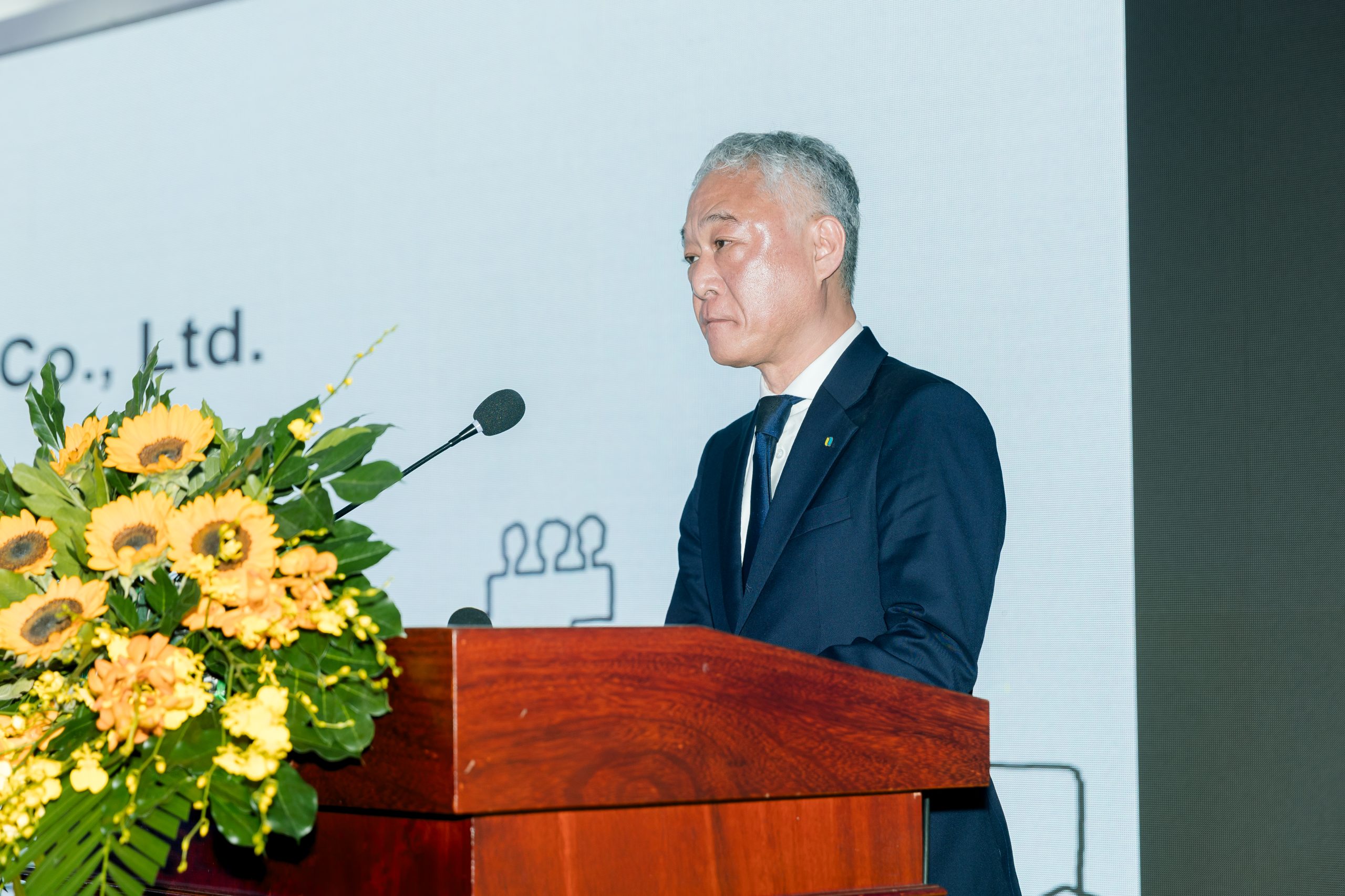 Ông Endo Yuichi, Phó Giám đốc Toshin Development Viet Nam Co., Ltd trình bày tham luận "chia sẻ kinh nghiệm phát triển khu TOD."