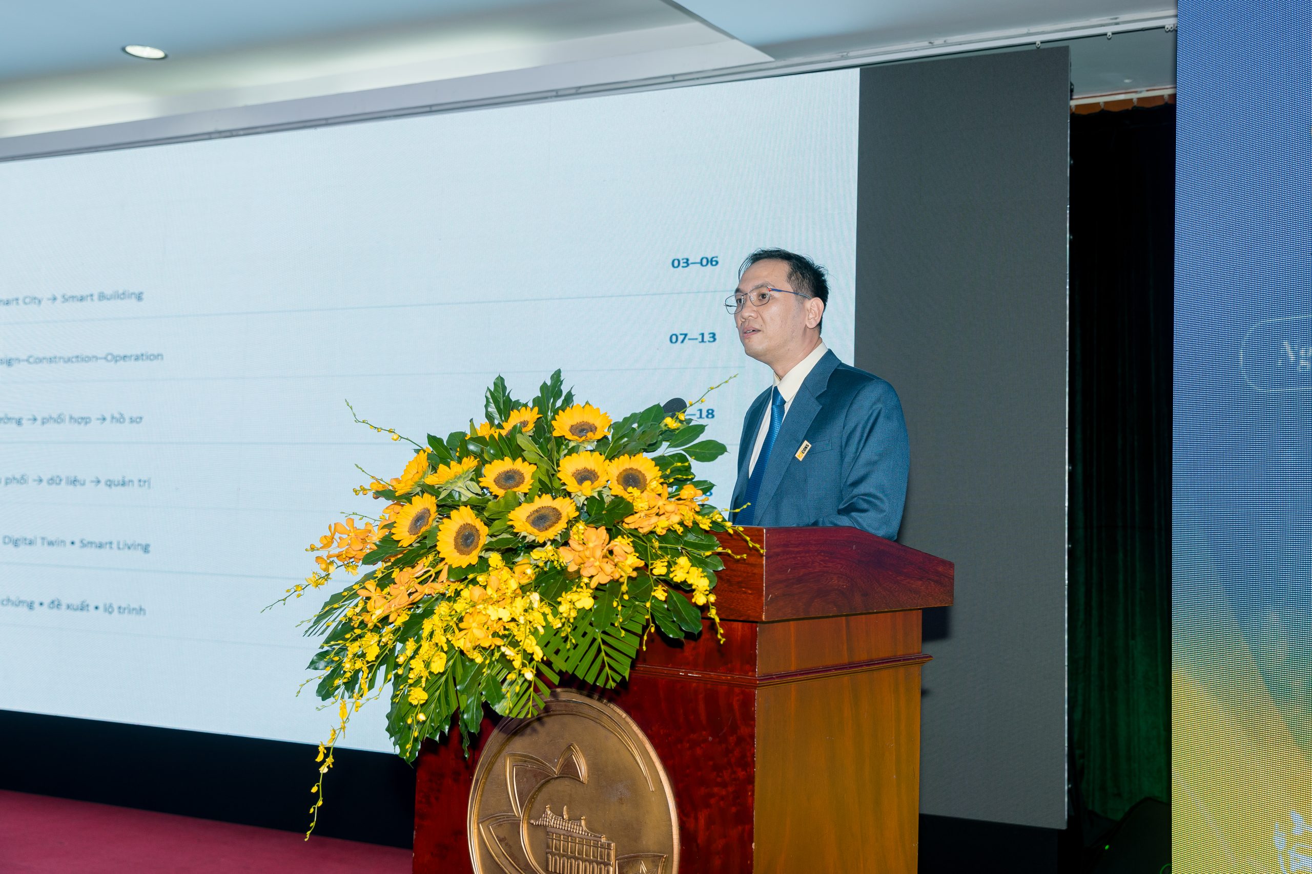 TS. Vũ Xuân Dũng, Giám đốc khối Thiết kế 2 Tập đoàn Bcons trình bày tham luận "Chia sẻ về thiết kế thông minh cho các nhà cao tầng"