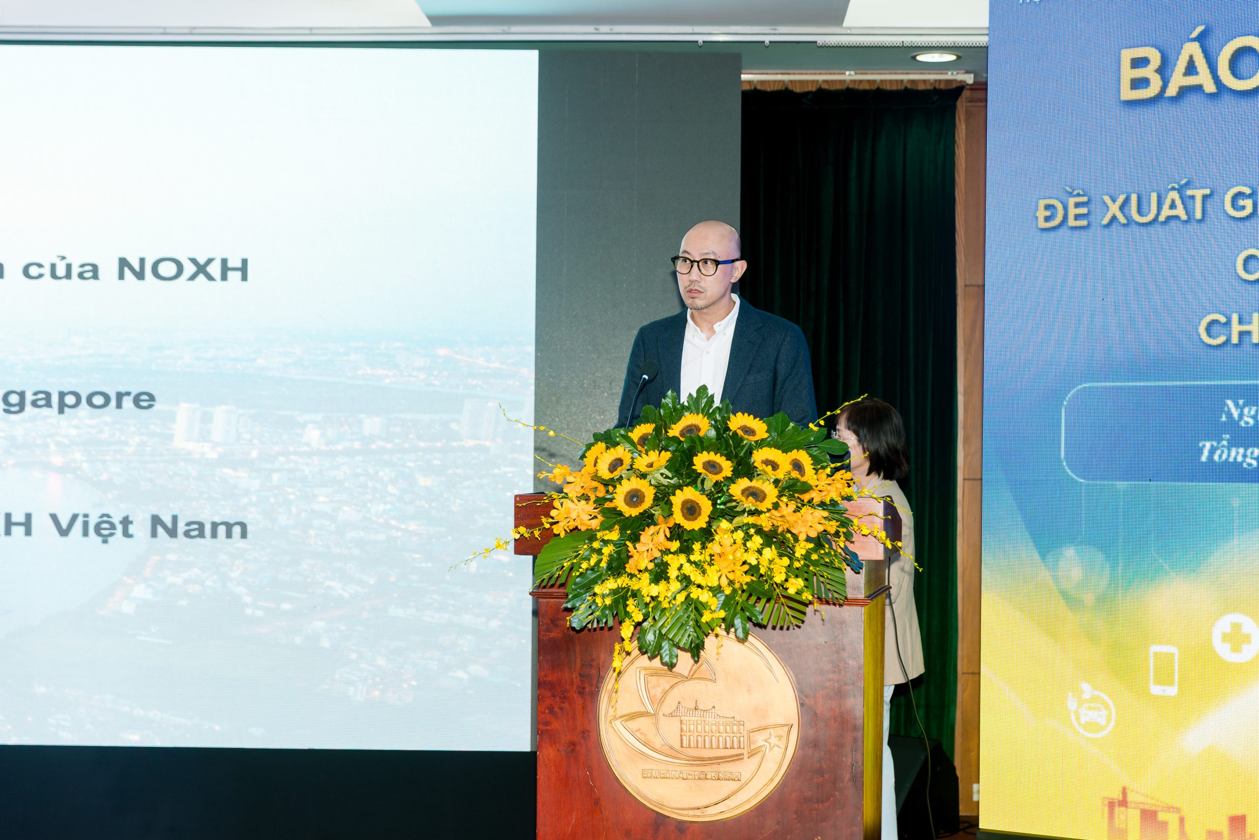 Ông Bernard Low Boon Yong, Tổng Giám đốc Công ty TNHH Global Vireon Studio trình bày tham luận "Đề xuất giải pháp thông minh và kiến tạo cộng đồng đáng sống cho nhà ở xã hội Việt Nam."
