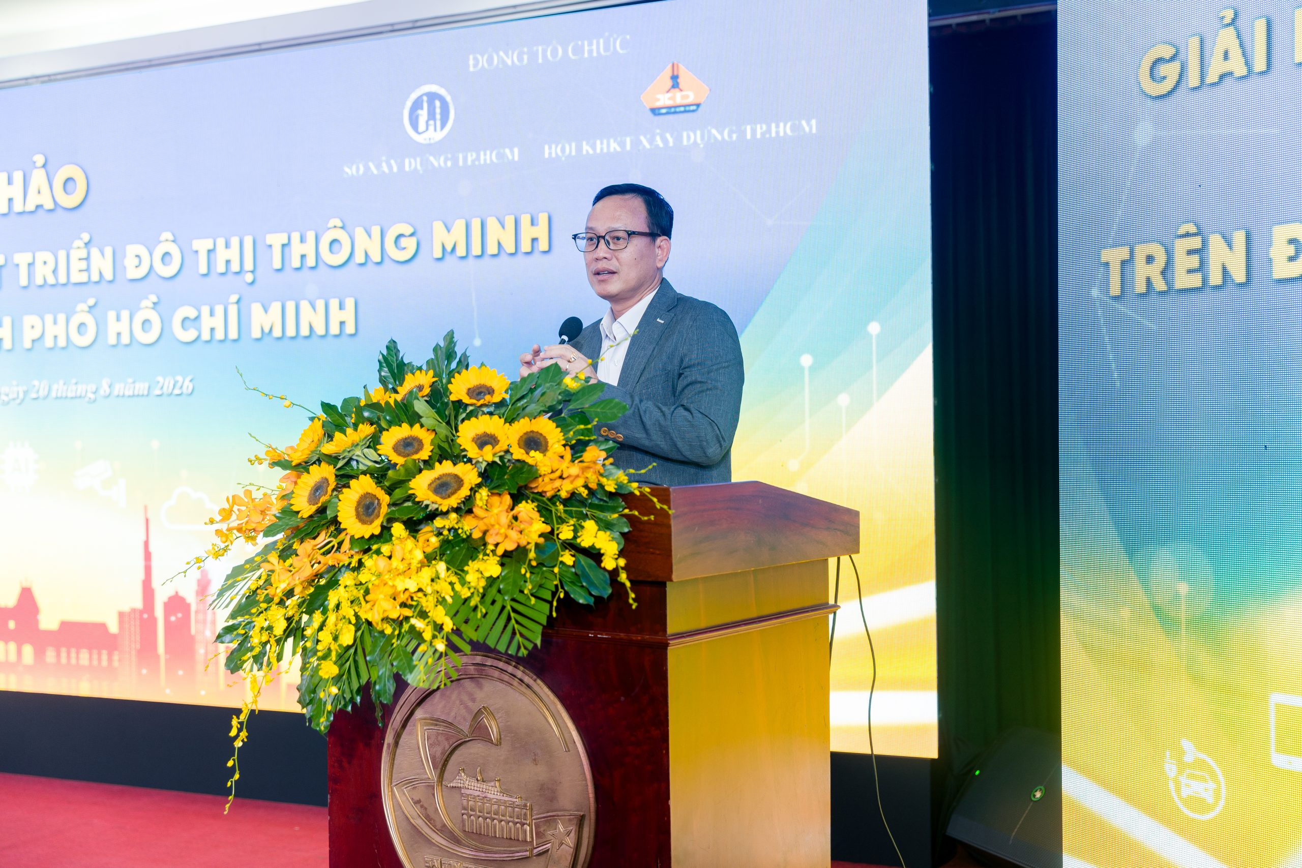 Ông Lê Như Thạch, Chủ tịch Hội KHKT Xây dựng TP.HCM, Chủ tịch HĐQT Tập đoàn Bcons điều phối phiên thảo luận của hội thảo.