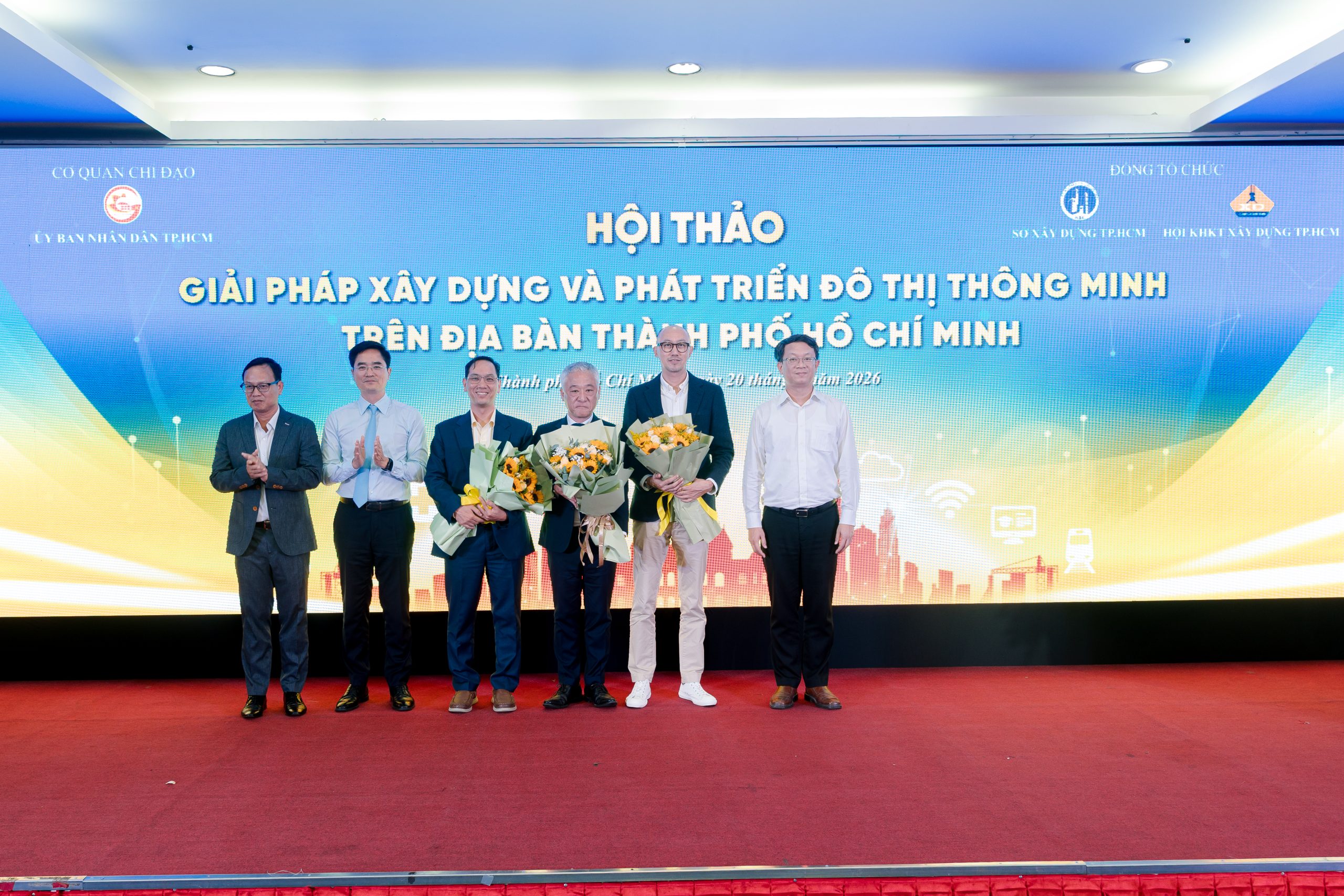 Tặng hoa chúc mừng các Báo cáo viên