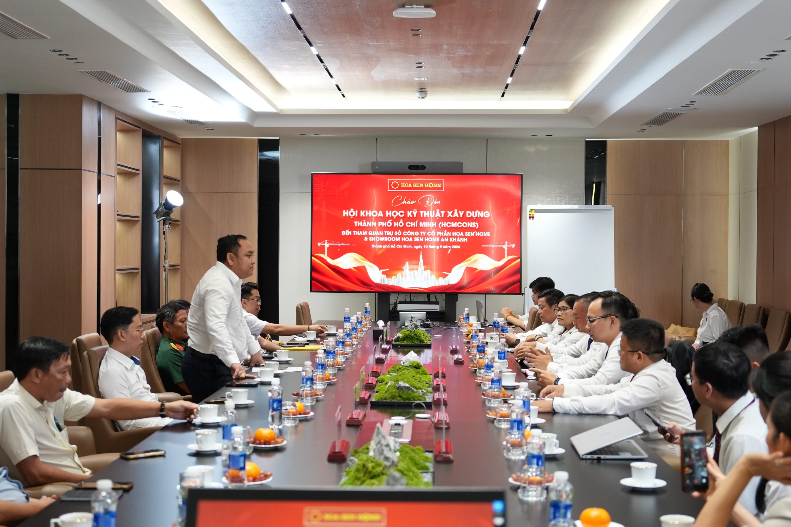Nguyễn Ngọc Anh – Phó Chủ tịch Hội, Trưởng Ban Phát triển Hội viên và Xúc tiến Thương mại phát biểu với tư cách Trưởng đoàn tại buổi tham quan.