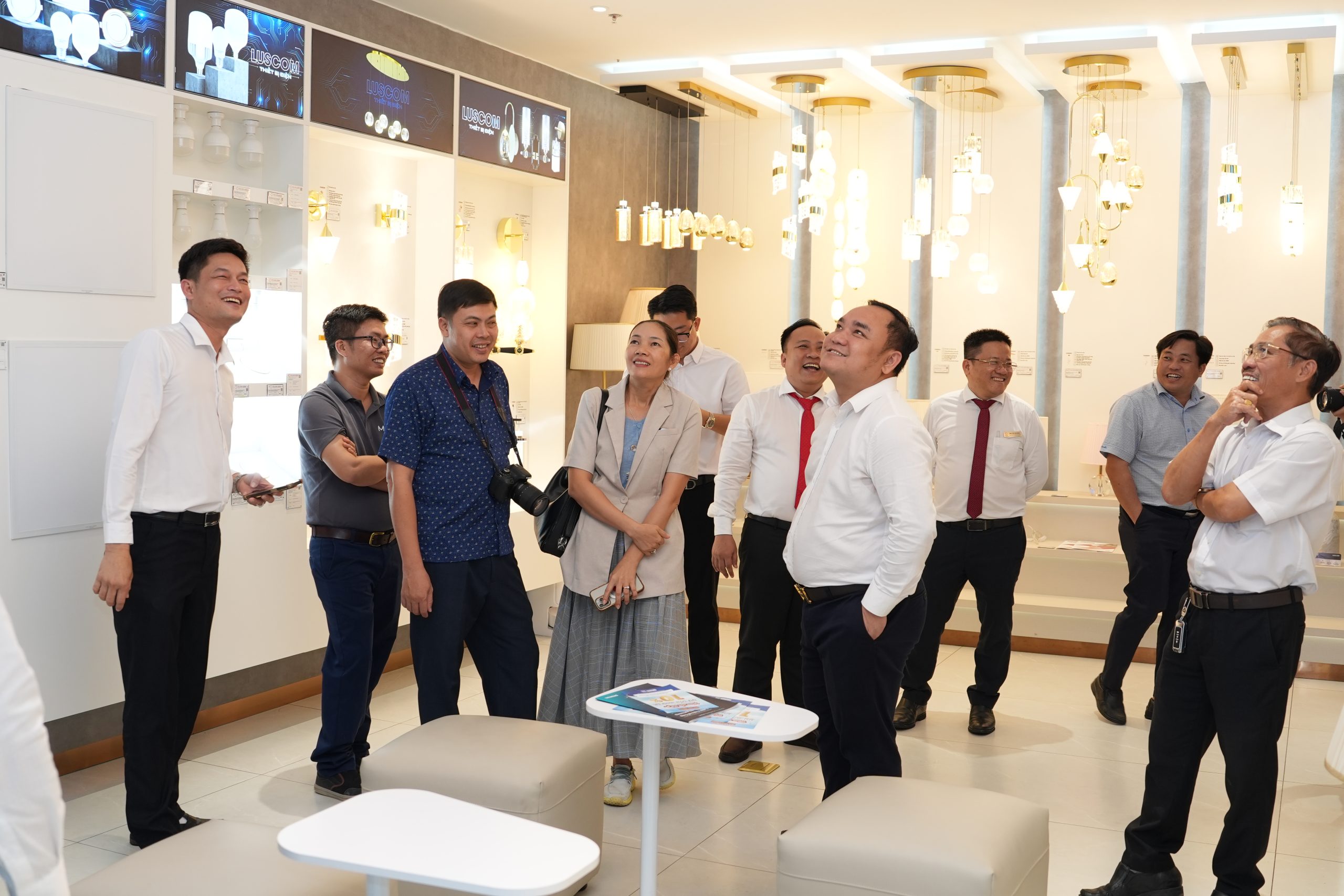 Đoàn HCMCONS tham quan Showroom Hoa sen Home An Khánh.