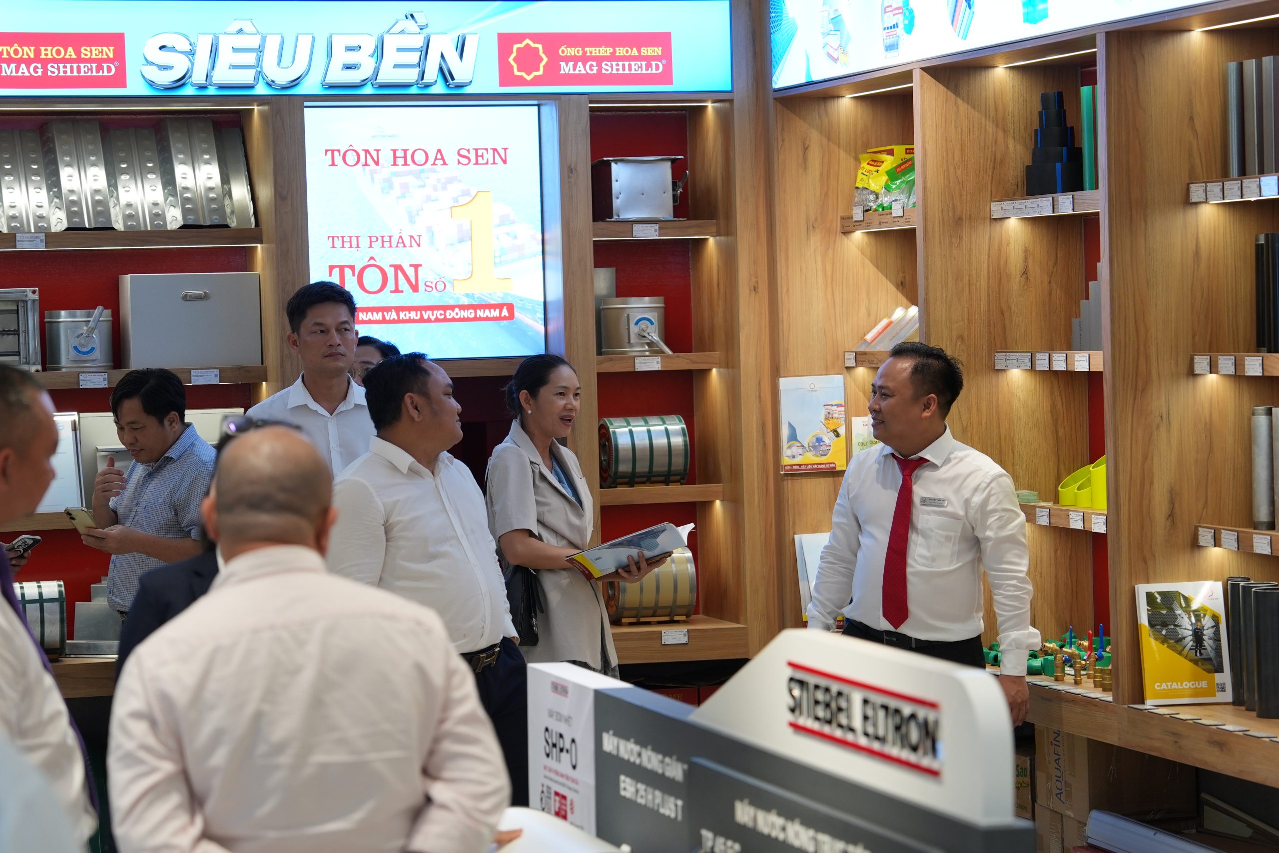 Giao lưu, trao đổi trong quá trình tham quan.