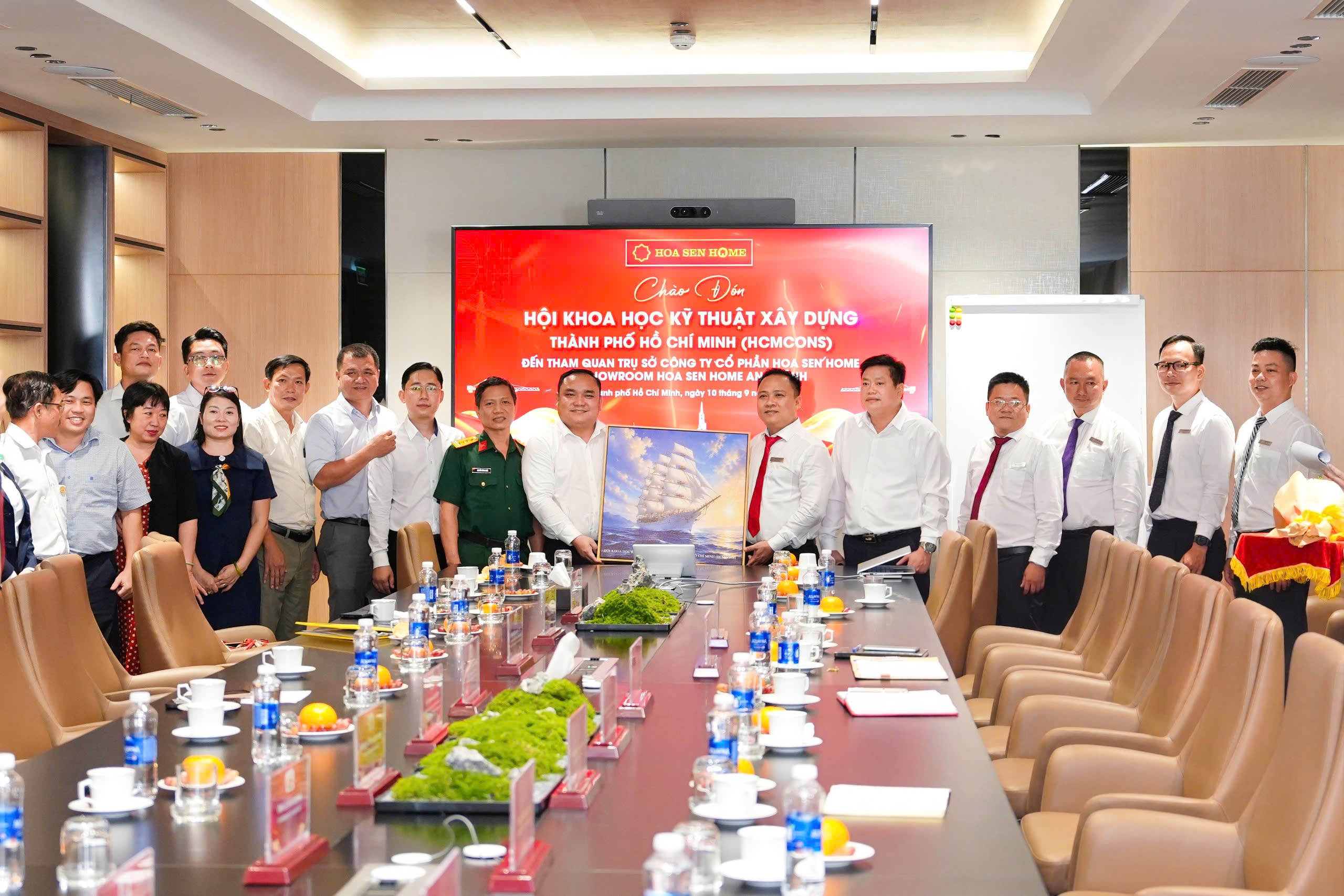 Đại diện HCMCONS và Hoa sen Home tặng quà qua lưu niệm kỷ niệm chuyến thăm.