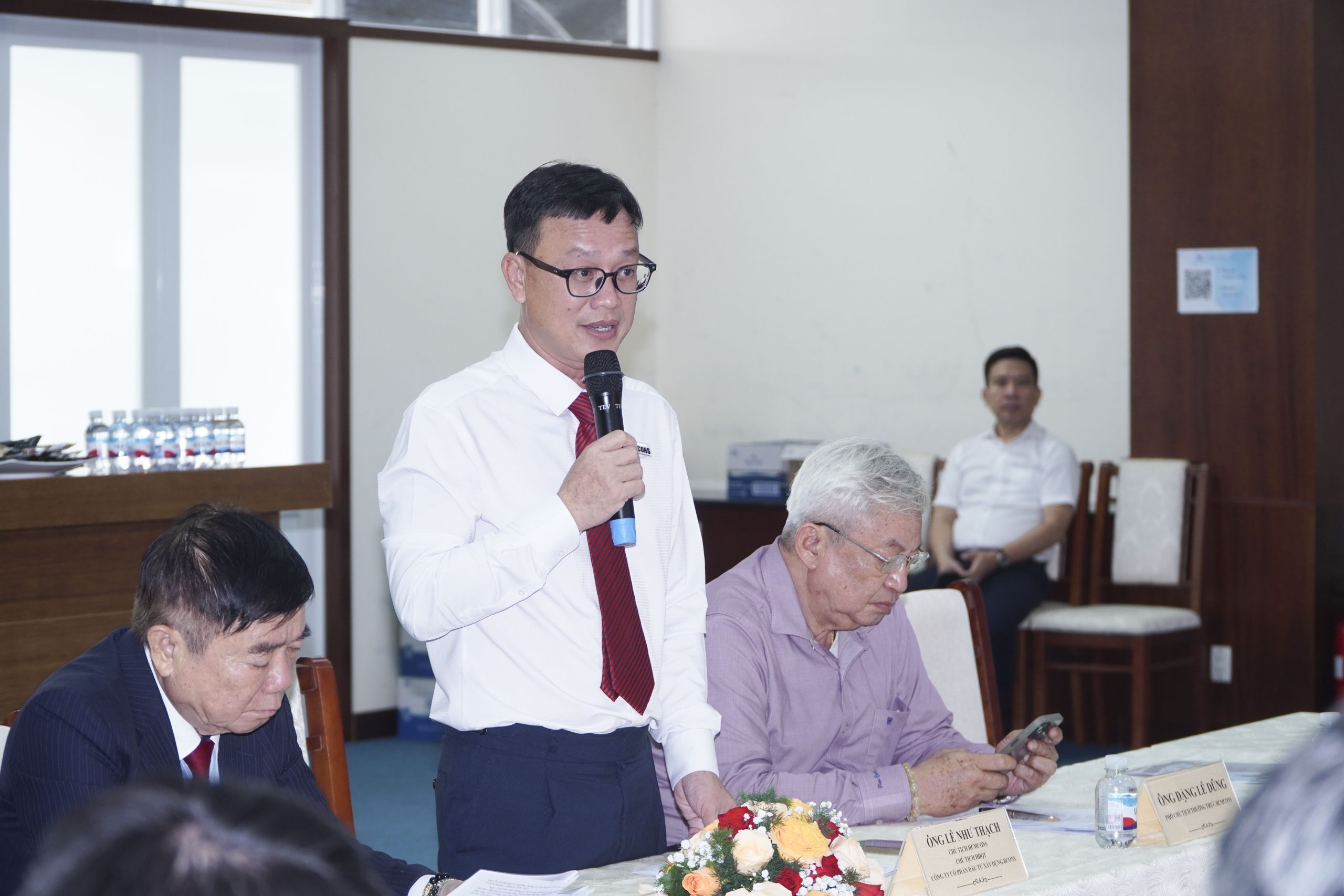 Ông Lê Như Thạch - Chủ tịch Hội trình bày dự thảo Báo cáo sơ kết tình hình hoạt động Hội 09 tháng đầu năm 2026 và phương hướng hoạt động Hội 03 tháng cuối năm 2026.