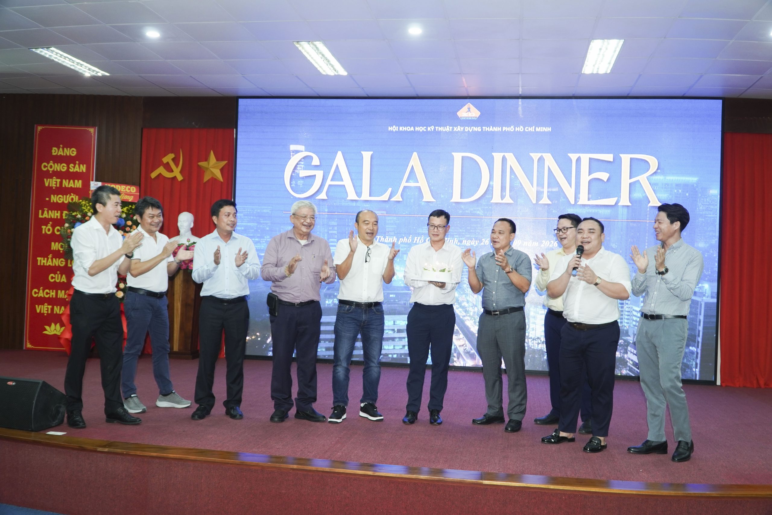 Các thành viên Hội chúc mừng hội viên tháng 9/2026