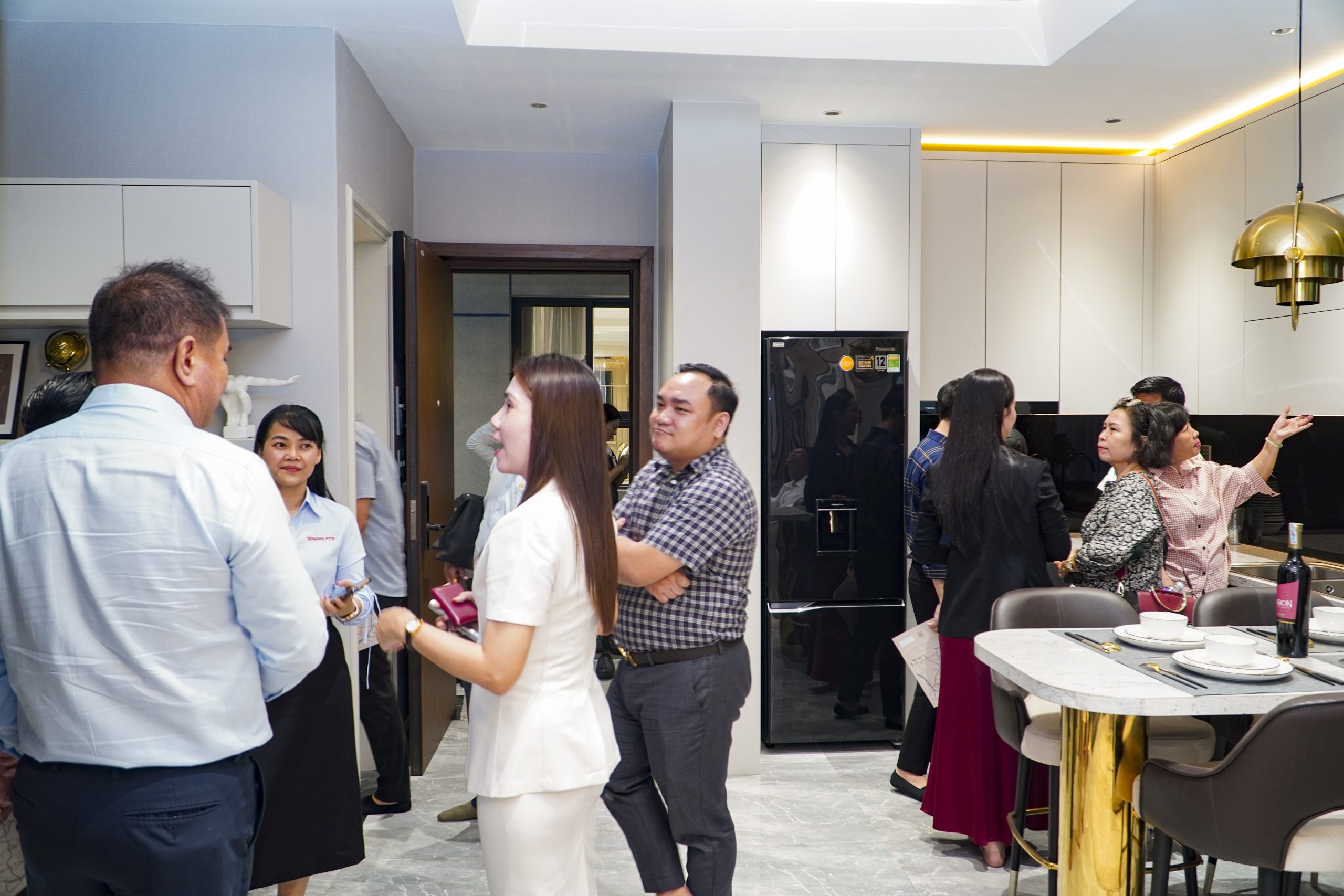 Đoàn HCMCONS tham quan khu nhà mẫu của Phú Đông Group