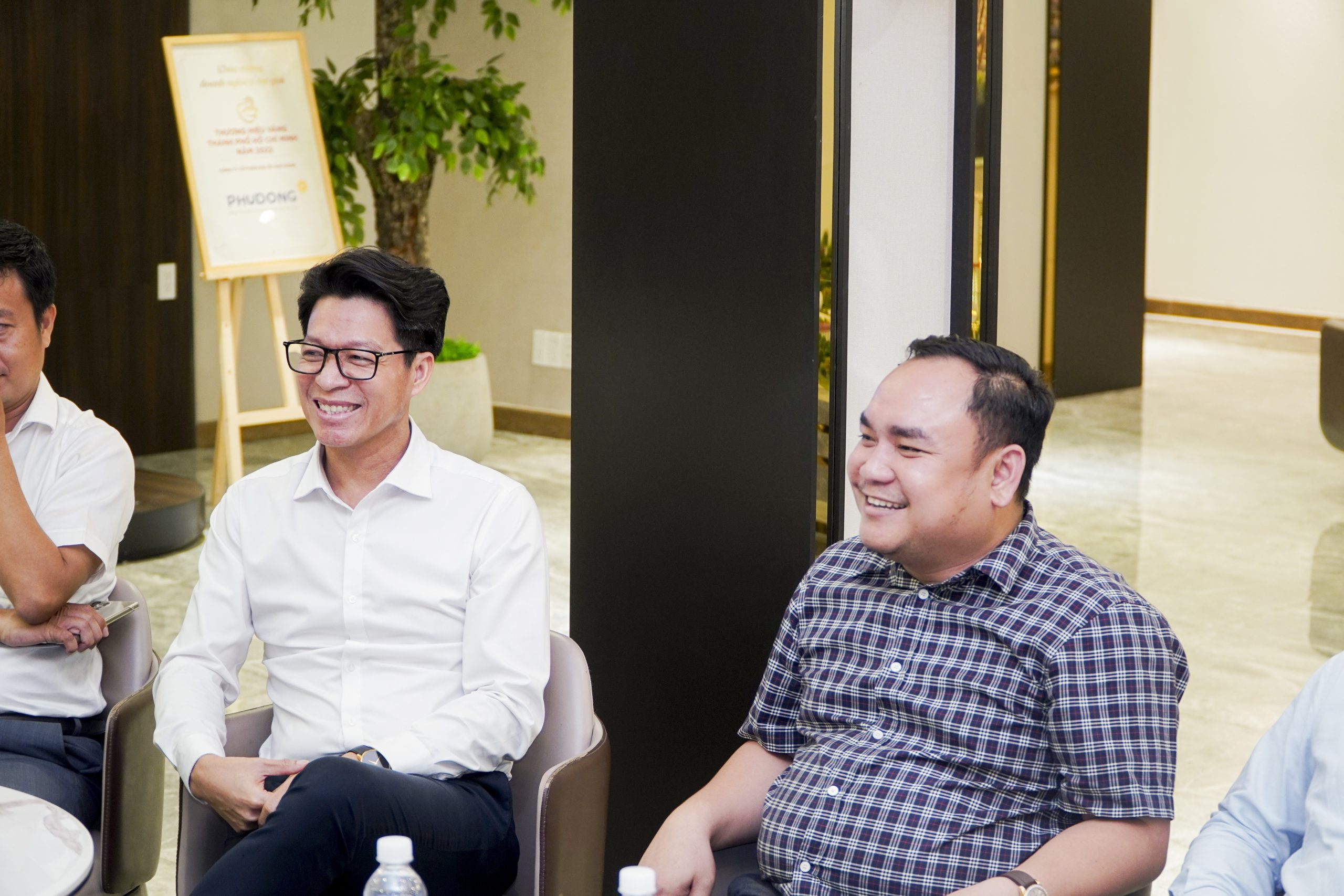 Từ trái sang phải: Ông Vương Nguyên Phúc - Chủ tịch HĐQT Công Ty Cổ Phần Địa Ốc Phú Đông, hội viên tổ chức HCMCONS; Ông Nguyễn Ngọc Anh - Tổng Giám đốc Công ty Cổ phần Đầu tư Phát triển Địa ốc ANT, Phó Chủ tịch kiêm Trưởng ban PTHV & XTTM HCMCONS