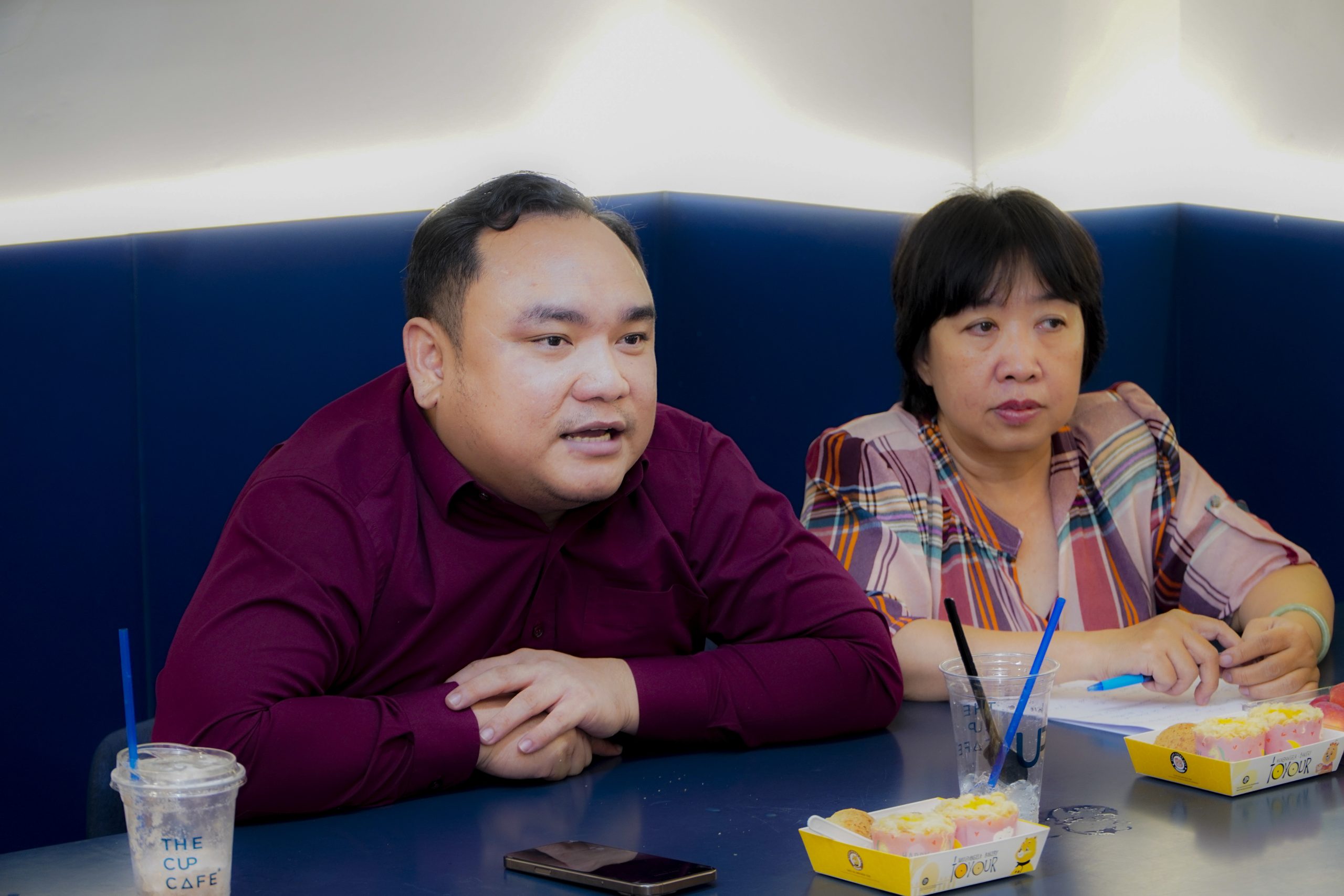 Từ trái sang phải: Ông Nguyễn Ngọc Anh - Phó Chủ tịch kiêm Trưởng Ban Phát triển Hội viên & Xúc tiến thương mại HCMCONS; Bà Võ Thị Ngọc Oanh - Chánh Văn phòng HCMCONS